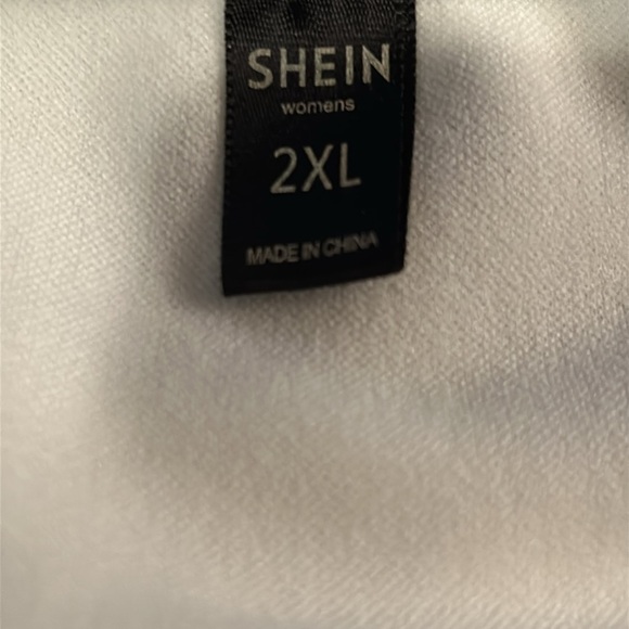 Lot of (2) White blouses, size 2XL and 3XL, preowned in excellent condition. - Picture 9 of 11